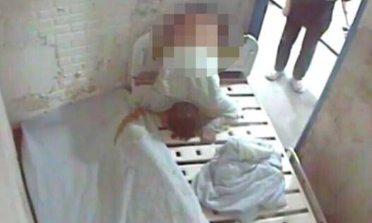 2024년 4월19일 아침 서울 영등포구 해상병원 격리실에서 침대 머리맡과 벽 사이에 하반신이 끼인 채 고개를 숙이고 있는 피해자 박아무개(58)씨. 박씨는 전날 입원해 이 병원 격리실에서 4시간 동안 이렇게 방치된 채 숨졌다. 폐회로 텔레비전(CCTV) 갈무리
