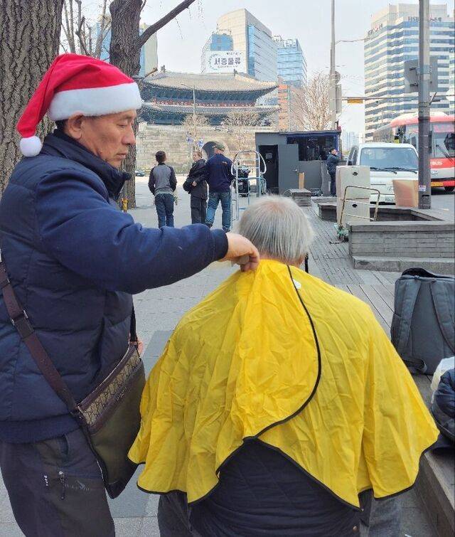 김 집사가 서울 남대문시장 일대에서 길거리 이발 봉사를 하는 장면. 가족 제공