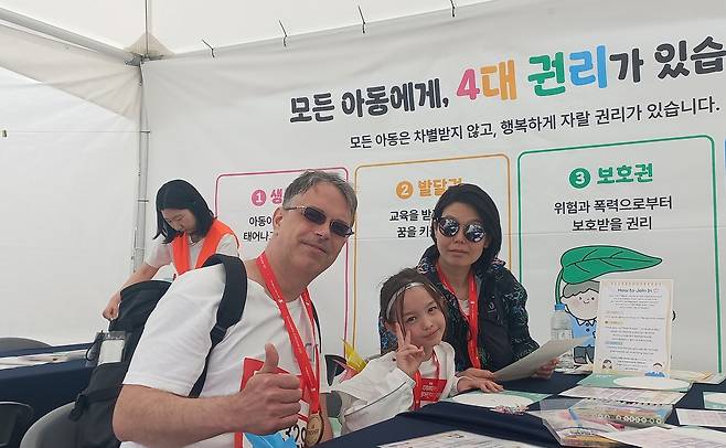 체험 부스에서 이윤주 씨 가족 (서울=연합뉴스) 박현수 기자 = 2일 서울 영등포구 여의도공원에서 열린 '2026 국제어린이마라톤' 대회를 완주한 이윤주(오른쪽) 씨 가족이 체험 부스에서 기념촬영을 하고 있다. 2026.5.2. phyeonsoo@yna.co.kr