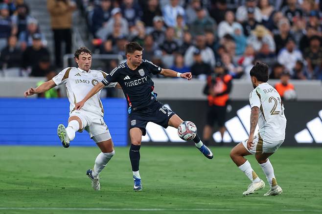 May 2, 2026; San Diego, California, USA; San Diego FC midfielder David Vazquez (19) moves the ball between Los Angeles Football Club defenders during the first half at Snapdragon Stadium. Mandatory Credit: Chadd Cady-Imagn Images
<저작권자(c) 연합뉴스, 무단 전재-재배포, AI 학습 및 활용 금지>