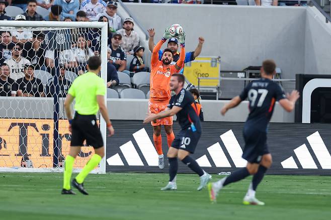 May 2, 2026; San Diego, California, USA; Los Angeles Football Club goalkeeper Hugo Lloris (1) makes a stop during the first half against San Diego FC at Snapdragon Stadium. Mandatory Credit: Chadd Cady-Imagn Images
<저작권자(c) 연합뉴스, 무단 전재-재배포, AI 학습 및 활용 금지>