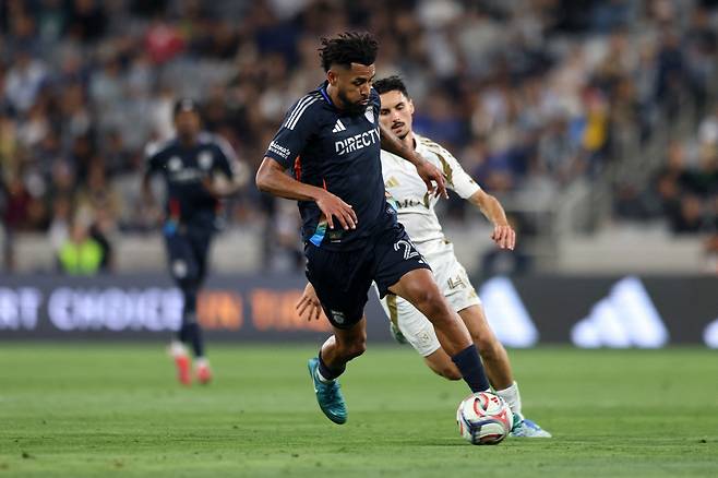 SAN DIEGO, CALIFORNIA - MAY 02: Anibal Godoy #20 of San Diego runs with the ball whilst under pressure from Stephen Eustaquio #46 of Los Angeles FC during the MLS match between San Diego FC and Los Angeles Football Club at Snapdragon Stadium on May 02, 2026 in San Diego, California. Luiza Moraes/Getty Images/AFP (Photo by Luiza Moraes / GETTY IMAGES NORTH AMERICA / Getty Images via AFP)
<저작권자(c) 연합뉴스, 무단 전재-재배포, AI 학습 및 활용 금지>