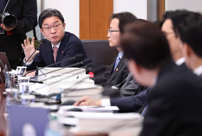 이억원 금융위원장이 4월28일 청와대에서 열린 국무회의 겸 비상경제점검회의에서 이재명 대통령 질문에 답변하고 있다. 연합뉴스