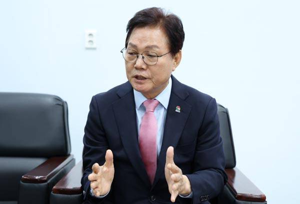 국민의힘 박완수 경남지사 후보가 지난달 30일 경제·복지 등 분야에서 앞의로의 계획을 설명하고 있다. 박완수 캠프 제공