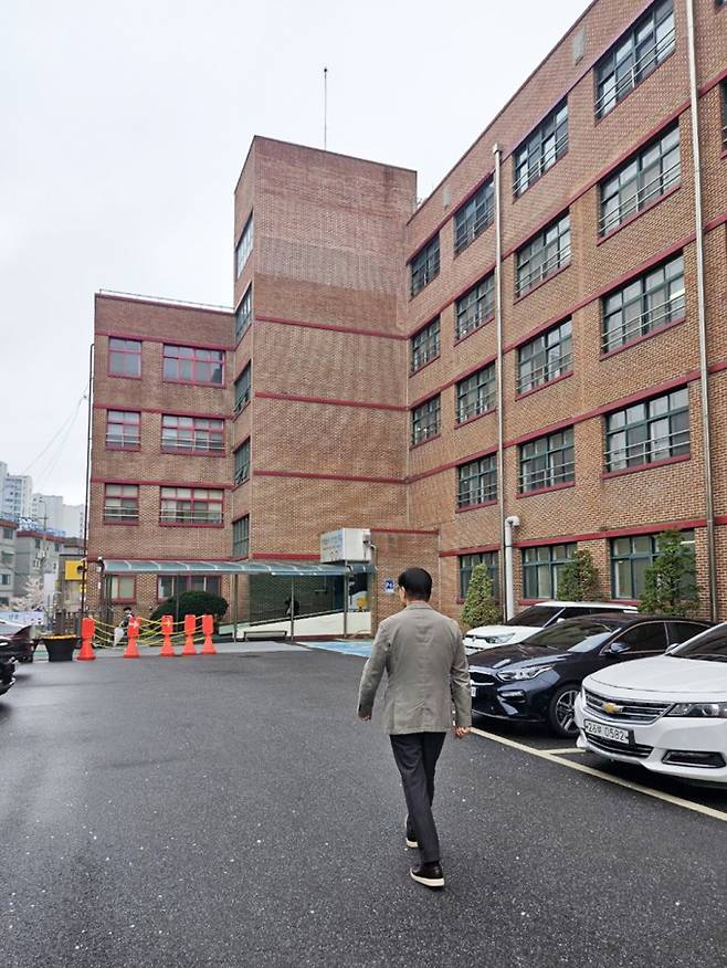 임태희 경기도교육감 예비후보가 2일 "다가오는 2학기에도 흔들림 없는 교권 보호에 나설 것이며, 교육 현장을 멍들게 하는 악성 민원에는 교육감이 직접 나서 고발하겠다"며 강력한 의지를 표명했다. 사진은 임태희 경기도교육감 후보가 지난해 4월 호원초 방문 모습. /사진제공=임태희 경기도교육감 후보