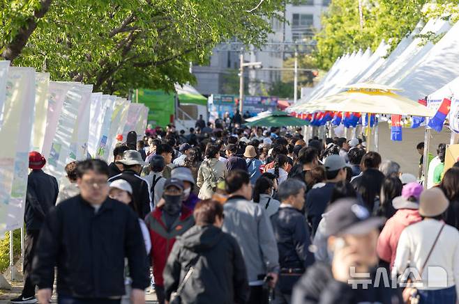 2026 익산서동축제 찾은 인파들(사진=익산시 제공)