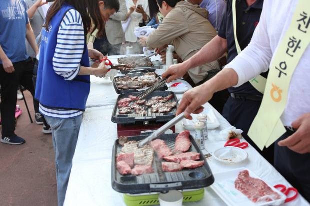 나주시가 5월 축제 시즌의 마지막을 장식할 영산포 홍어·한우축제를 개최하는 가운데 대표 미식 브랜드 '나주들애찬 한우'를 직영 판매장에서 30% 할인된 가격에 만나볼 수 있다. 나주시 제공