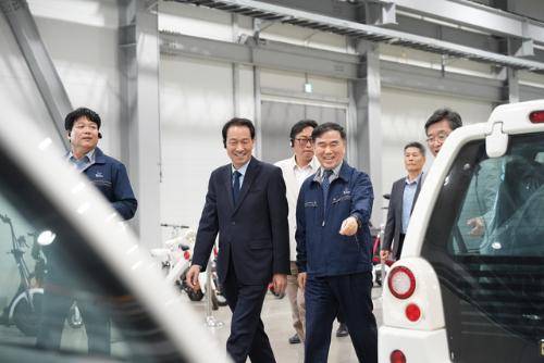 ◇더불어민주당 우상호 강원지사 후보가 4일 횡성 이모빌리티 지식산업센터를 찾아 강원형 미래 산업 전략에 대해 논의했다.