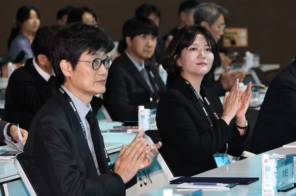 왼쪽부터 이해진 네이버 창업자, 최수연 네이버 대표. 사진=연합뉴스