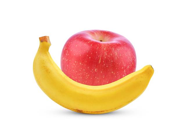 짠 음식을 먹은 후 칼륨이 많은 바나나를 먹으면 혈압 관리에 도움이 된다. 사과는 혈관 건강에 기여한다. 사진= 게티이미지뱅크