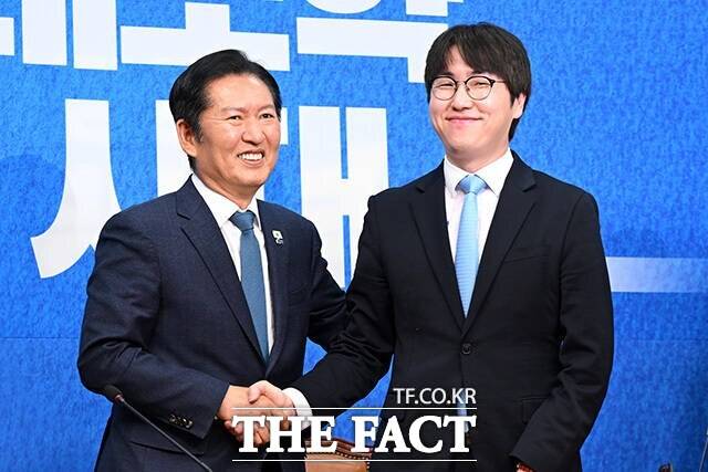 정청래 더불어민주당 대표가 지난 3일 부산 구포시장 유세 현장에서 초등학교 1학년 아이에게 하정우 부산 북구 갑 국회의원 보궐선거 후보를 "정우 오빠"라고 부르도록 유도한 것과 관련해 "아이와 아이 부모님께 송구하다"고 사과했다. 사진은 정청래 더불어민주당 대표(왼쪽)가 지난달 29일 오전 서울 여의도 국회에서 열린 인재영입식에서 하정우 전 청와대 AI미래기획수석과 기념촬영을 하고 있는 모습. /남용희 기자