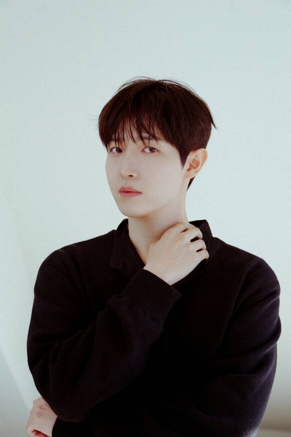 가수 김재환이 '팬앤스타' 솔로랭킹 투표 34위에 올랐다. 남은 투표 기간 동안 순위가 오를지 기대된다./웨이크원