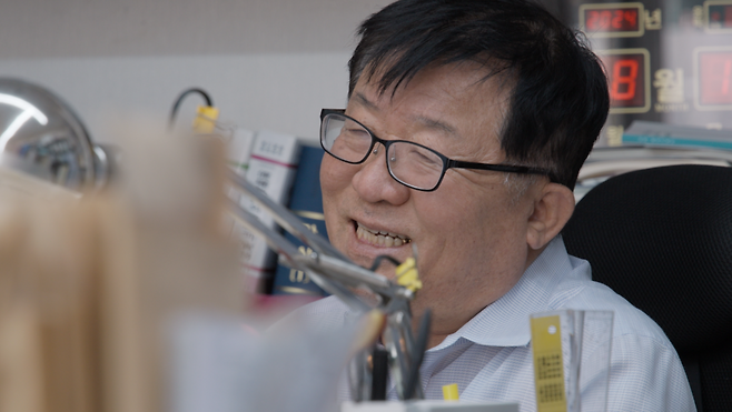 제27회 전주국제영화제 한국경쟁부문에 진출한 다큐멘터리 <회생>의 한 장면. 법무사 아버지 김충관씨. 전주국제영화제 제공