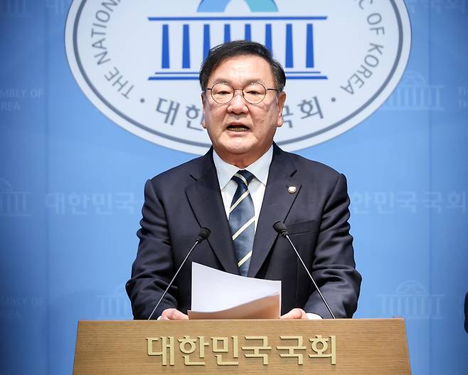 김태년더불어민주당 의원이 4일 국회 소통관에서 국회의장 선거 출마 기자회견을 하고 있다. <연합뉴스>