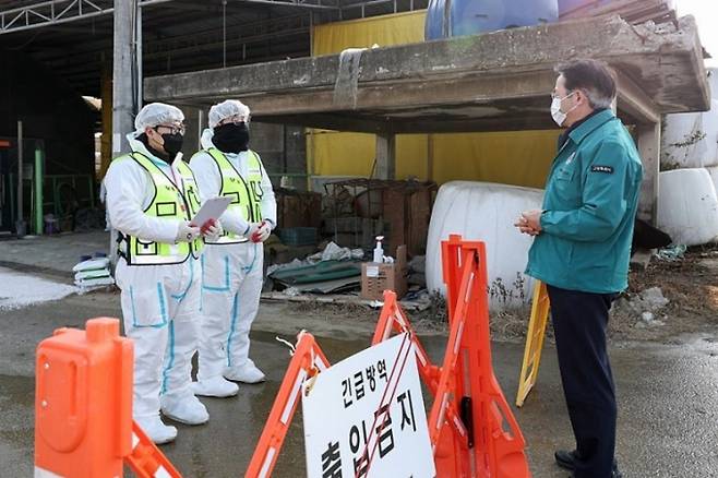 이동환 경기 고양특례시장이 지난 2월 19일 고양시 한 농장에서 발생한 구제역 긴급 방역을 지시하고 았다. /사진제공=고양특레시