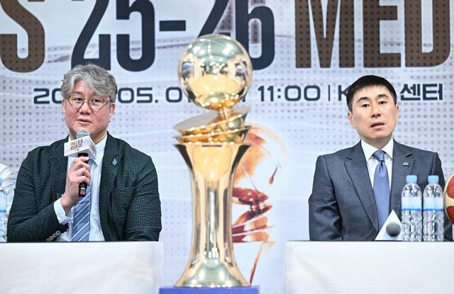 손창환 고양 소노 감독(왼쪽)과 부산 KCC 이상민 감독이 지난 1일 챔피언결정전 미디어데이에서 취재진 질문에 답하고 있다. /사진=KBL 제공
