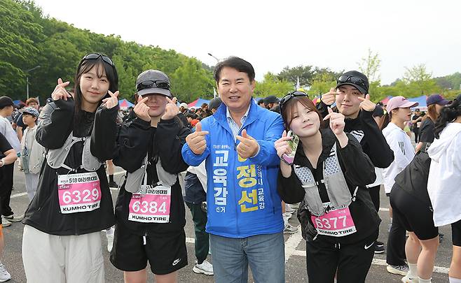 이정선 교육감 예비후보가 지난 2일 5·18민주묘지 일원에서 열린 5·18기념마라톤 대회 참가자들과 기념사진을 찍고 있다. <이정선 예비후보 측 제공>