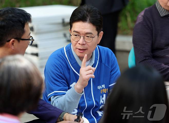 정원오 더불어민주당 서울시장 후보가 어린이날인 5일 오후 서울 송파구 잠실야구장에서 열린 야구팬들과 간담회에 참석해 발언하고 있다. 2026.5.5 ⓒ 뉴스1 김진환 기자