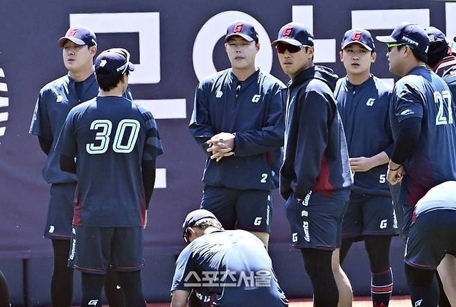 롯데 나승엽(맨 왼쪽)과 고승민(가운데), 김세민(왼쪽 다섯째)이 5일 수원케이티위즈파크에서 열리는 KT와 경기에 외야에서 선수단 미팅을 함께 하고 있다. 수원 | 박진업 기자 upandup@sportsseoul.com