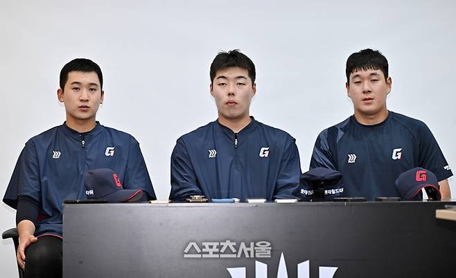 롯데 김세민(왼쪽)과 고승민(가운데), 나승엽이 5일 수원케이티위즈파크에서 열리는 KT와 경기에 앞서 취재진과 인터뷰를 하고 있다. 수원 | 박진업 기자 upandup@sportsseoul.com