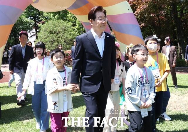 이재명 대통령이 5일 어린이날을 맞아 개최한 '어서 와, 청와대는 처음이지' 행사에서 아이들과 함께 이동하고 있다. /뉴시스