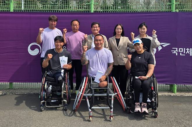 한국스포츠레저 휠체어 테니스단. 임호원, 김의택, 박주연(앞줄 왼쪽부터). 주득환 코치, 유지곤 감독(뒷줄 왼쪽부터)