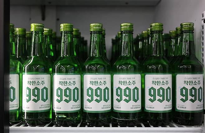 동네 슈퍼마켓에 진열된 '착한소주 990'의 모습. 선양소주 제공