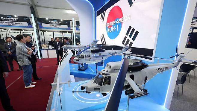 지난 4월 1일 경남 창원시 진해구 진해군항에서 열린 '2026 이순신방위산업전(YIDEX 2026)'에서 관람객들이 전시된 첨단 방산 장비 모형을 살펴보고 있다. 방위산업 전문 전시회인 이 행사는 2년마다 한 번씩 해군과 연계해 열린다. 창원=연합뉴스
