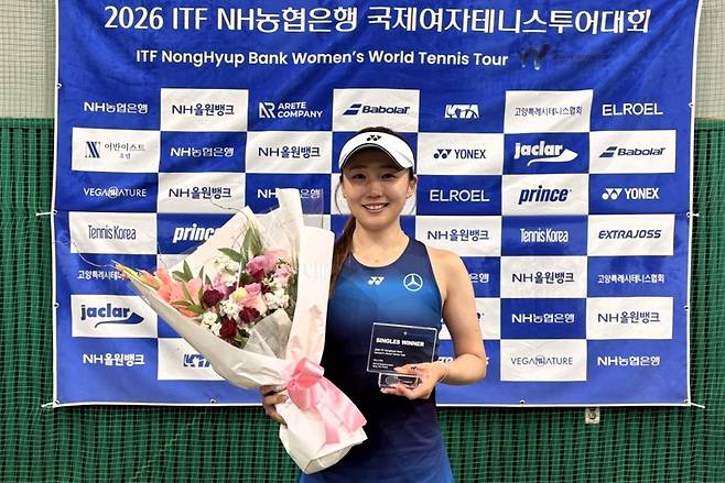 ▲ 강원도청 박소현이 3일 경기 고양 농협대 올원테니스파크와 인천 열우물경기장에서 열린 2026 ITF NH농협은행 국제여자테니스투어 단식 결승에서 마쓰다 린코를 꺾고 우승을 차지한 뒤 기뻐하고 있다. 프레인스포츠 제공