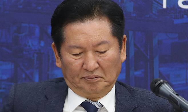 더불어민주당 정청래 대표가 4일 부산에서 열린 현장 최고위원 회의 도중 상념에 잠겨 있다. 뉴스1