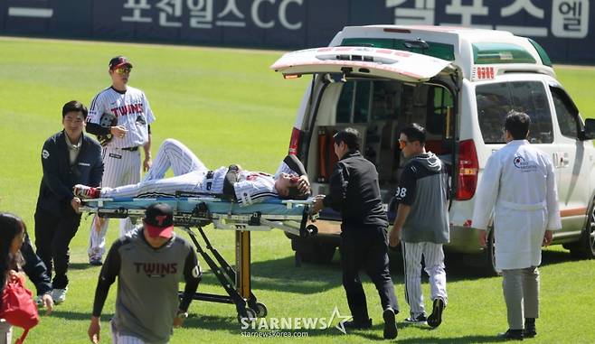 2026 신한 SOL KBO리그 LG 트윈스 대 두산 베어스 경기가 5일 서울 잠실야구장에서 열렸다. LG 1루수 문보경이 4회초 수비 중 부상을 당한 후 앰뷸란스에 실려 뱡원으로 향하고 있다. /사진=김진경 대기자