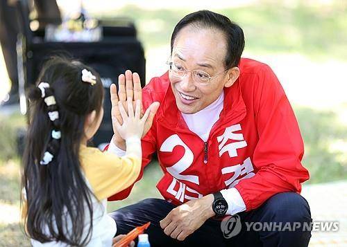 어린이와 하이 파이브 하는 추경호 (대구=연합뉴스) 김현태 기자 = 국민의힘 추경호 대구시장 예비후보가 어린이날인 5일 대구 수성구 대구 어린이세상(구.어린이회관)에서 열린 어린이 큰잔치에서 어린이와 하이 파이브 하고 있다. 2026.5.5
mtkht@yna.co.kr
