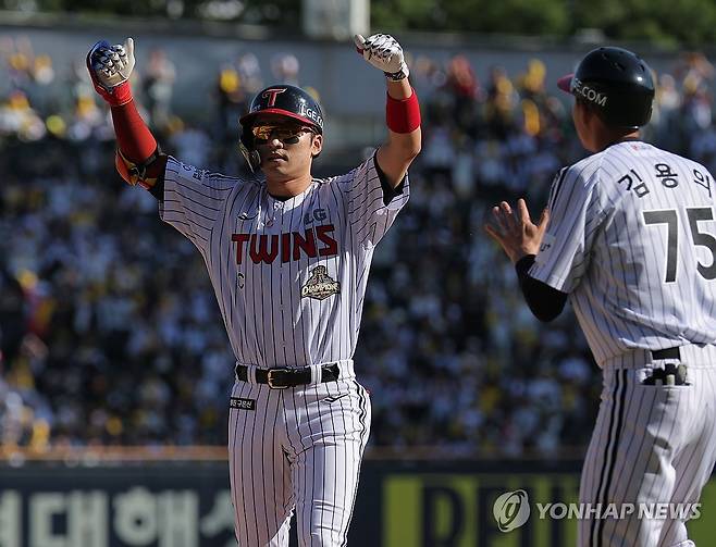 박해민 1타점 적시타 (서울=연합뉴스) 류영석 기자 = 어린이날인 5일 서울 잠실야구장에서 열린 KBO 프로야구 두산 베어스와 LG 트윈스의 경기.
7회말 1사 1,2루 상황에서 LG 박해민이 1타점 적시타를 친 뒤 세리머니를 하고 있다. 2026.5.5 ondol@yna.co.kr