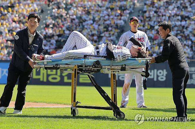 부상 당한 문보경 (서울=연합뉴스) 류영석 기자 = 어린이날인 5일 서울 잠실야구장에서 열린 KBO 프로야구 두산 베어스와 LG 트윈스의 경기.
4회초 LG 1루수 문보경이 수비 중 부상을 당해 구급차로 이송되고 있다. 2026.5.5 ondol@yna.co.kr