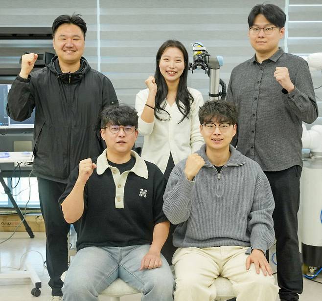 자율제조 다중 에이전트 AI 기술을 개발한 이주경(왼쪽 아래) 박사 연구팀 (사진=전기연 제공)