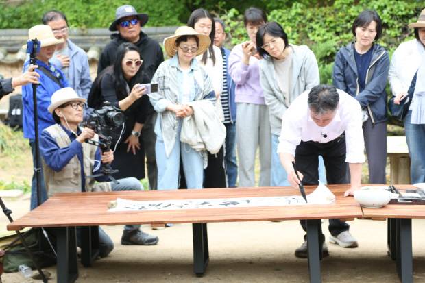 지난 2일 강진군 성전면 백운동원림에서 생생 국가유산 활용 프로그램에 참여한 참가자들이 백운동원림의 전통과 문화적 의미를 체험할 수 있는 프로그램에 참여하고 있다. 강진군 제공