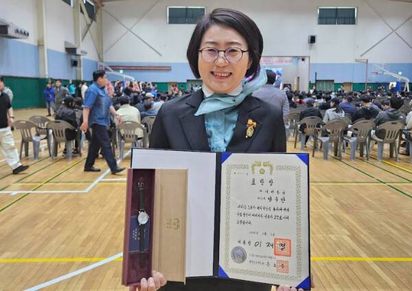제136주년 세계노동절 기념대회에서 대통령 표창을 수상한 대한항공 제주여객서비스 지점 양수안 과장. (사진=대한항공)