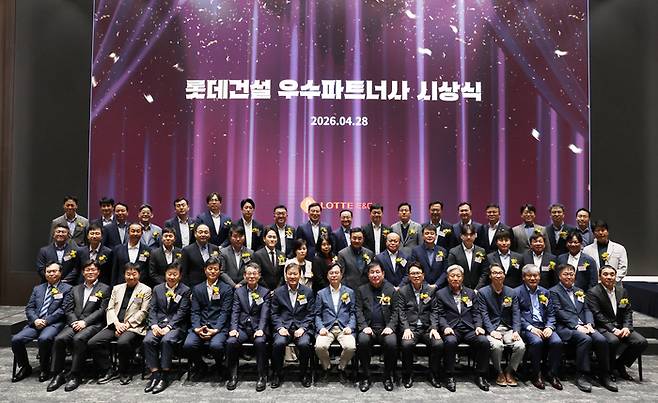오일근 롯데건설 대표(첫 번째 줄 가운데)가 지난달 28일 서울 광진구 르엘캐슬 갤러리에서 우수 파트너사 대표들과 기념촬영을 하고 있다. / 사진: 롯데건설 제공.