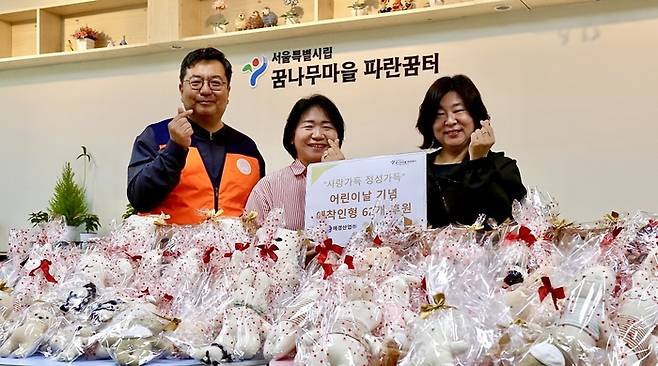 6일 서울 은평구 파란꿈터에서 임금희 애견산업 사회공헌 담당자(왼쪽에서 두 번째), 파란꿈터 허경아 원장(왼쪽에서 세 번째), 보둠 나눔봉사단 김영진 이사(왼쪽에서 첫 번째)가 기념촬영을 하고 있다./사진=애경산업
