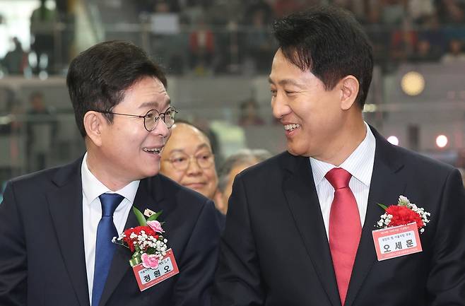 정원오 더불어민주당 서울시장 후보와 오세훈 국민의힘 서울시장 후보가 6일 서울 중구 장충체육관에서 열린 대한노인회 서울시연합회 제54회 어버이날 기념행사에서 가슴에 카네이션을 단 채 대화를 나누고 있다. 사진=뉴시스