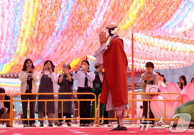 6일 서울 종로구 조계사 대웅전 앞마당에서 열린 2026 부처님오신날 기념 로봇 수계식에서 휴머노이드 로봇 '가비'스님이 수계를 받고 있다. 2026.5.6 ⓒ 뉴스1 박지혜 기자