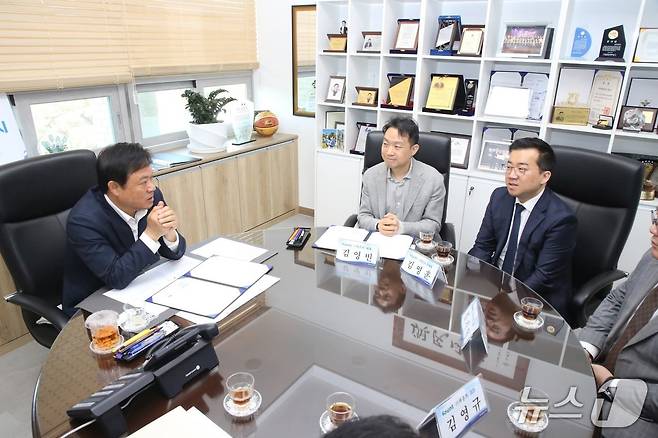 6일 전북 정읍시청에서 정읍시와 (주)파운트 간 '정읍형 금융AI 융복합 클러스터 조성' 업무협약식이 개최된 가운데 이학수 시장과 김영빈 (주)파운트 대표이사 등이 대화를 나누고 있다.(이학수 시장 페이스북 인용. 재판매 및 DB금지)/뉴스1