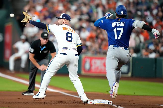 Los Angeles Dodgers designated hitter Shohei Ohtani (17) is out at first after a throw to Houston Astros first baseman Christian Walker (8) during the first inning of a baseball game in Houston, Monday, May 4, 2026. (AP Photo/Ashley Landis)
<저작권자(c) 연합뉴스, 무단 전재-재배포, AI 학습 및 활용 금지>