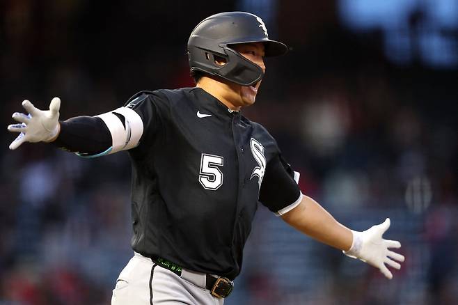 ANAHEIM, CALIFORNIA - MAY 04: Munetaka Murakami #5 of the Chicago White Sox reacts after hitting a two-run home run against the Los Angeles Angels during the fourth inning at Angel Stadium of Anaheim on May 04, 2026 in Anaheim, California. Luke Hales/Getty Images/AFP (Photo by Luke Hales / GETTY IMAGES NORTH AMERICA / Getty Images via AFP)
<저작권자(c) 연합뉴스, 무단 전재-재배포, AI 학습 및 활용 금지>