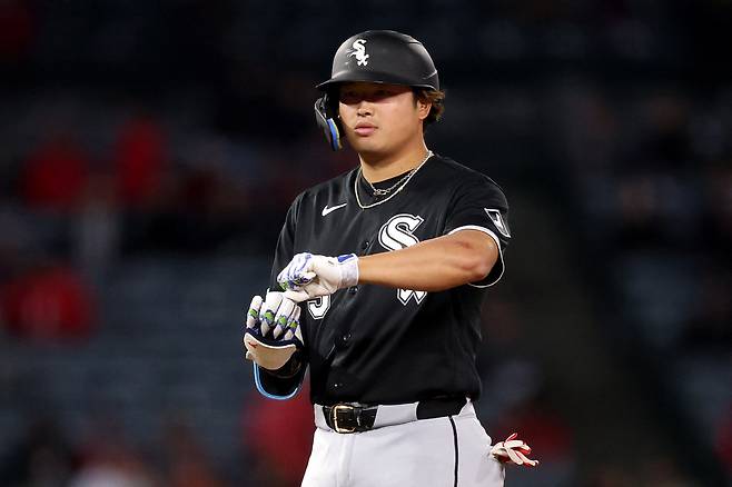 ANAHEIM, CALIFORNIA - MAY 04: Munetaka Murakami #5 of the Chicago White Sox reacts after hitting a double against the Los Angeles Angels during the sixth inning at Angel Stadium of Anaheim on May 04, 2026 in Anaheim, California. Luke Hales/Getty Images/AFP (Photo by Luke Hales / GETTY IMAGES NORTH AMERICA / Getty Images via AFP)
<저작권자(c) 연합뉴스, 무단 전재-재배포, AI 학습 및 활용 금지>