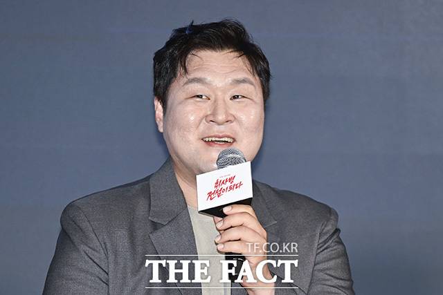 윤경호가 취재진의 질의에 답하고 있다.