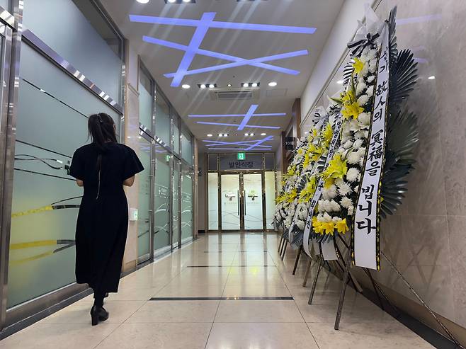 귀갓길 흉기 피습으로 숨진 여고생 A 양의 빈소가 마련된 6일 광주 광산구의 한 장례식장에 유족들이 근조화환 옆을 지나고 있다./ 뉴스1