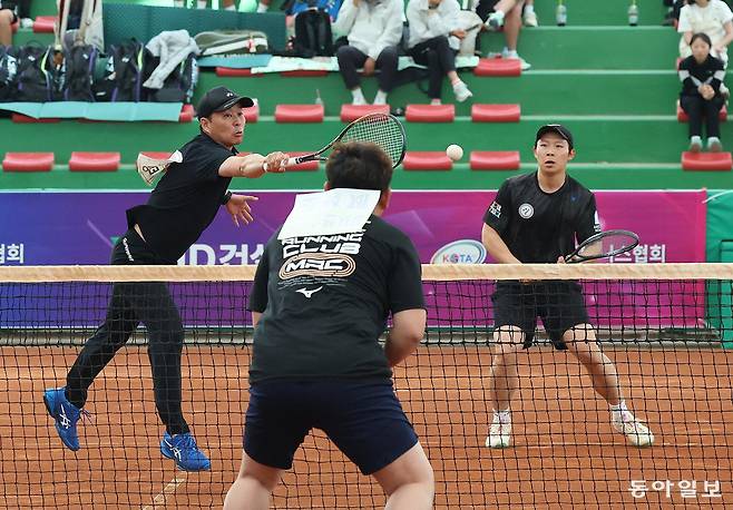 6일 경북 문경 국제소프트테니스장에서 열린 남자 일반부 단체전에서 순천시청이 서울시청을 꺾고 우승을 차지했다. 서울시청 김태정 감독, 함준희 선수가 공을 받고 있다. 문경=김재명 기자 base@donga.com