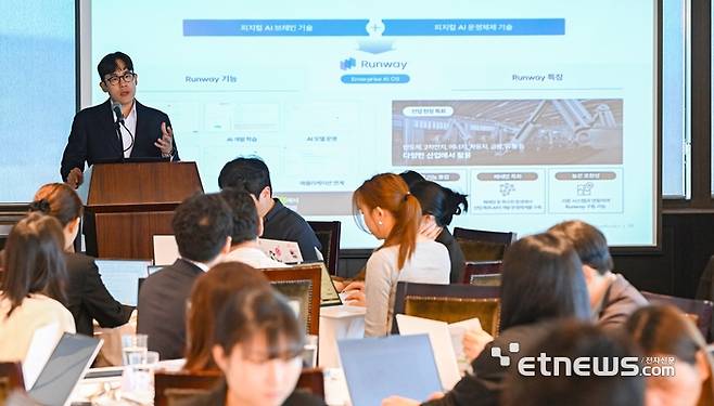 마키나락스 IPO 기자간담회가 6일 서울 여의도 63컨벤션에서 열렸다. 윤성호 마키나락스 대표가 핵심 솔루션인 AI OS '런웨이'를 소개하고 있다. 이동근기자 foto@etnews.com