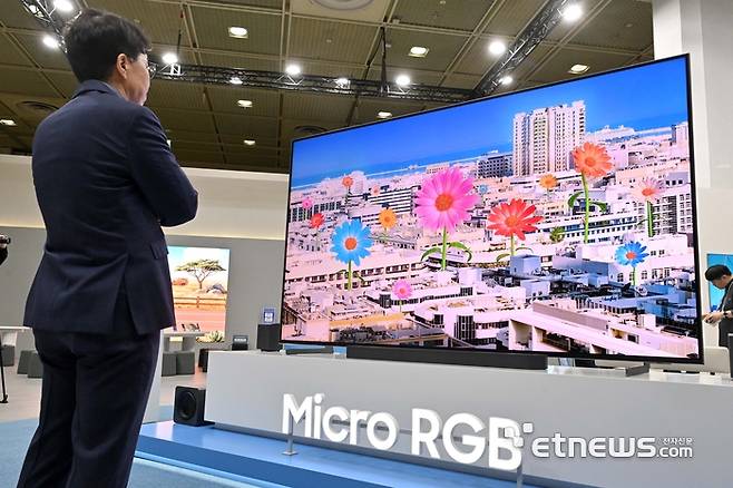관람객이 지난달 '월드IT쇼 2026' 삼성전자 부스에서 115인치 마이크로 RGB TV를 살펴보고 있다. 김민수기자 mskim@etnews.com